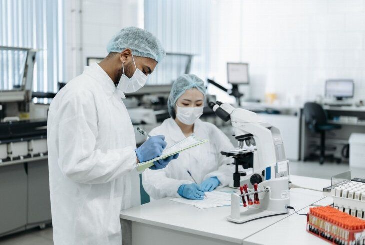 Como preparar um laboratório de microbiologia para as novas exigências da Anvisa - RDC 1.039 / Guia 25