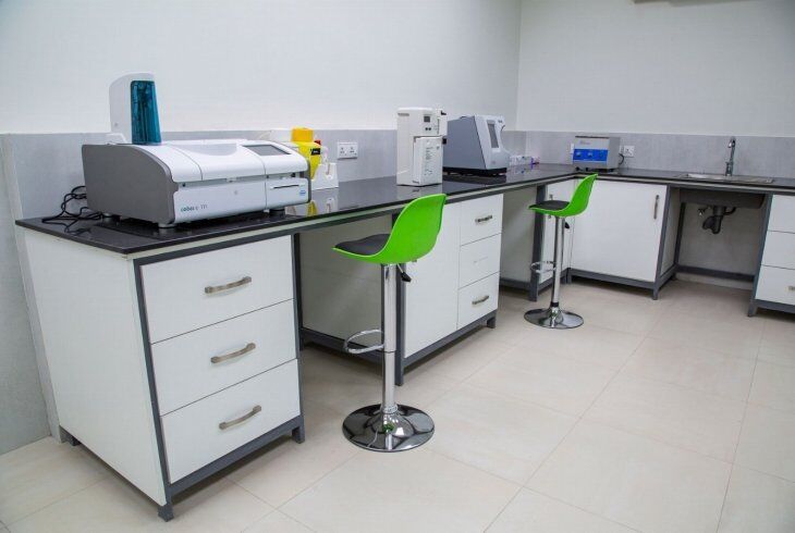Produtos químicos para laboratório: como escolher com segurança e desempenho analítico